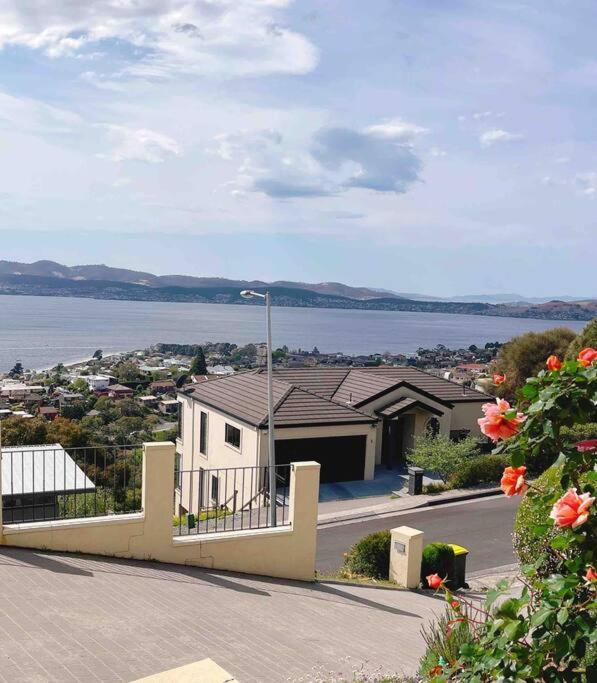 Millions View - Hobart Villa Sandy Bay Exterior photo