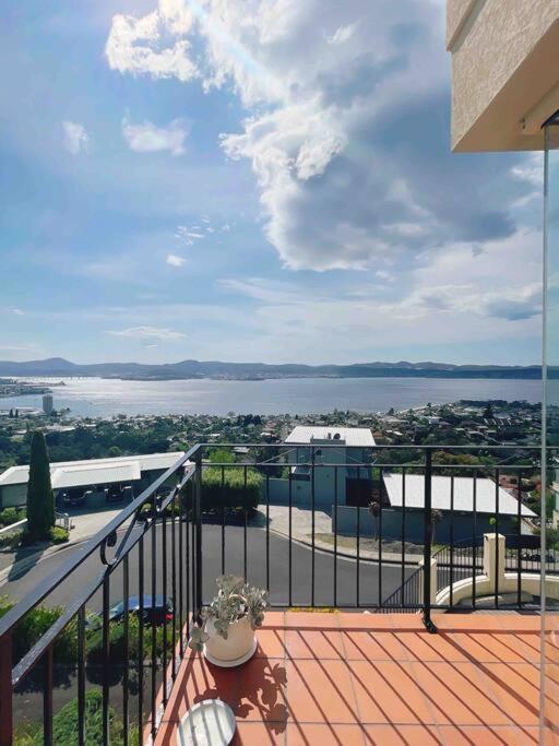 Millions View - Hobart Villa Sandy Bay Exterior photo